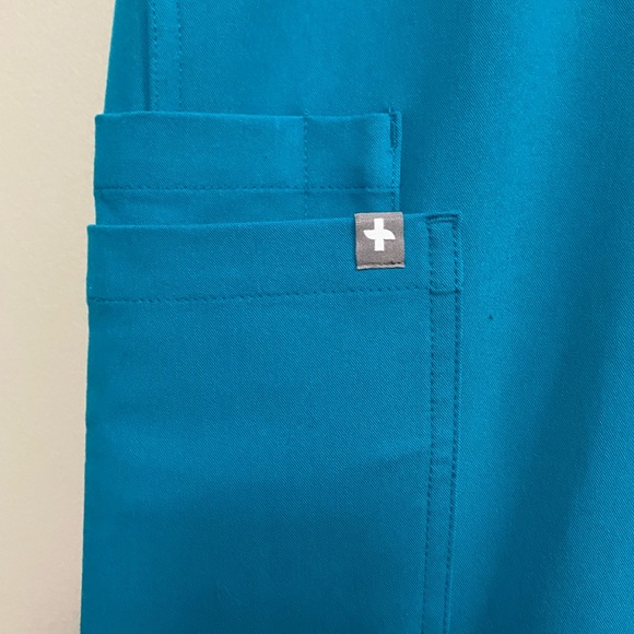 Figs women’s kade pacific blue cargo scrub pants - Picture 3 of 7